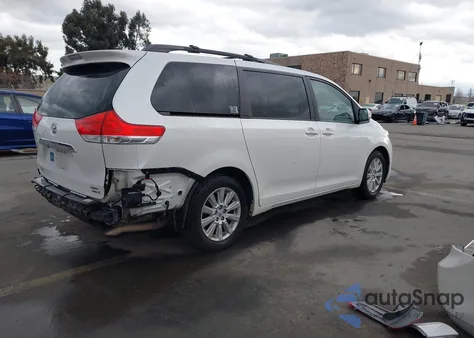 2013 Toyota Sienna Limited 7 Passenger z USA, uszkodzony, nr VIN 5TDDK3DC4DS061081